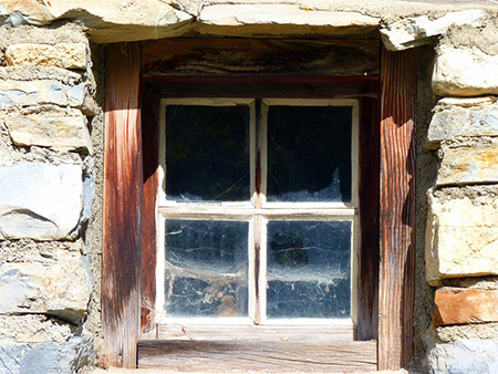 altes Fenstern mit einer Einscheibenverglasung