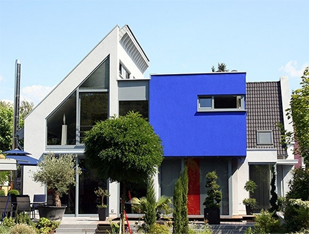 blaue Hausfassade mit Schrägfenstern