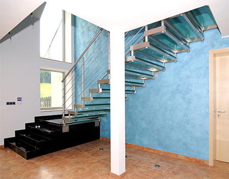 großer Treppenaufgang mit einer begehbaren Verglasung