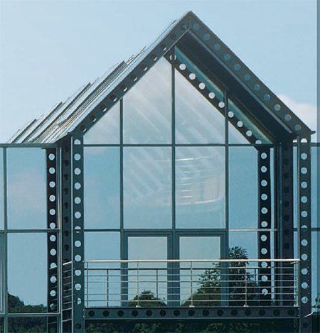 moderne Verglasung in Kombination mit Dreiecksfenstern