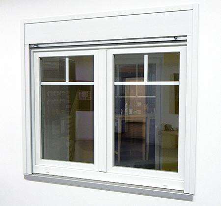 weiße Sprossenfenster mit einem Rollladen