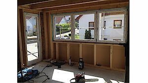 Dreiteiliges Fenster mit Balkontüre in Holzmaden