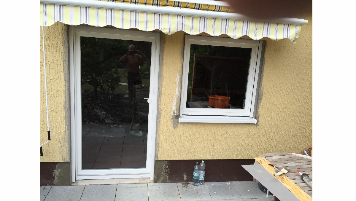 weiße Balkontüre mit Fenster 
