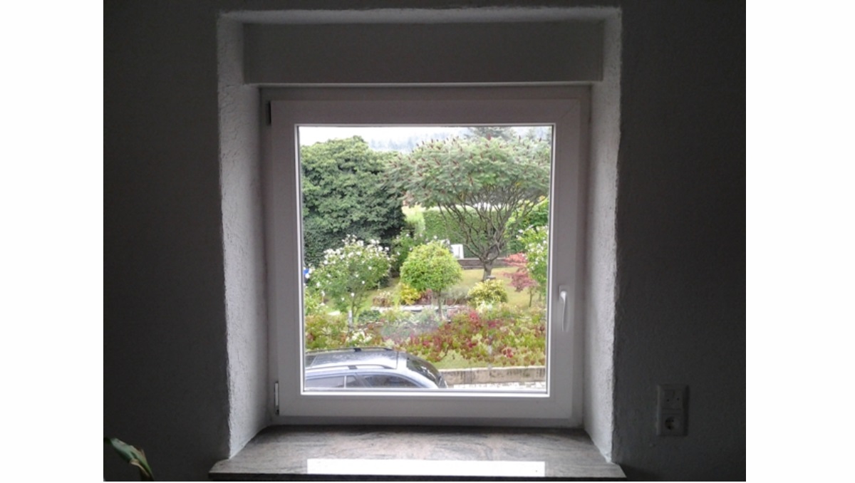 weißes  Kunststofffenster mit weißem Fenstergriff