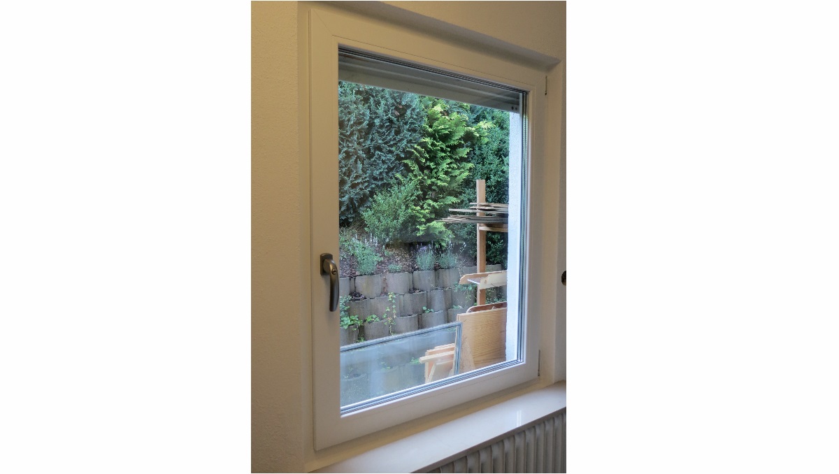 weißes doppelflügliges Kunststofffenster mit weißem Drucknof Fenstergriff