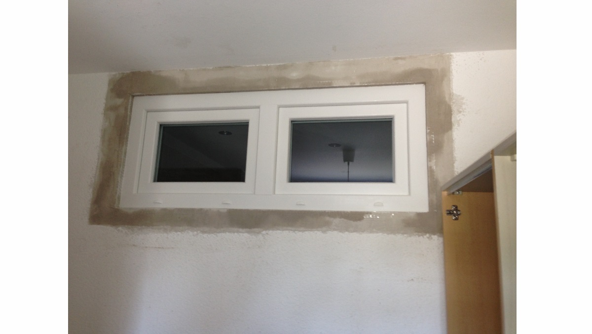 weißes doppelflügliges Kunststofffenster mit weißem Drucknof Fenstergriff