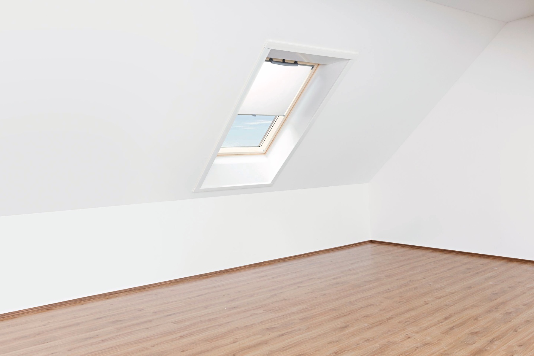 Montiertes Dachflächenfenster mit einem Innenrollladen in Weiß