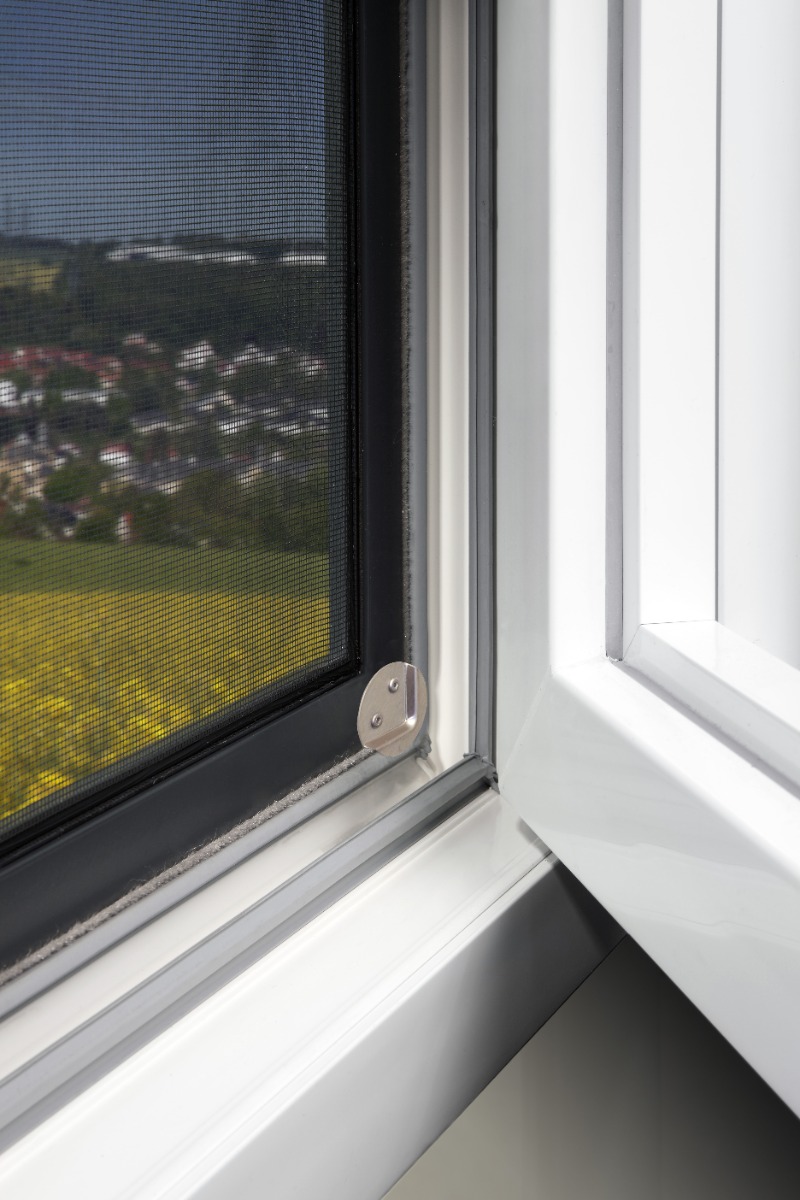 Insektenschutz Spannrahmen in einem Fensterrahmen eingesetzt