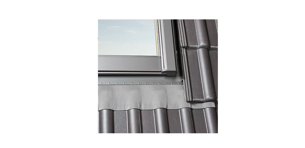 Grauer Eindeckrahmen für Dachfenster auf einem Ziegeldach montiert