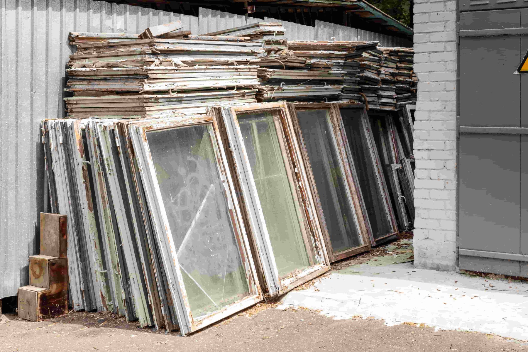 alte und teilweise kaputte Fenster 